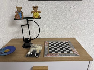 Schachbrett mit Schachfiguren aus Marmor , Alabaster