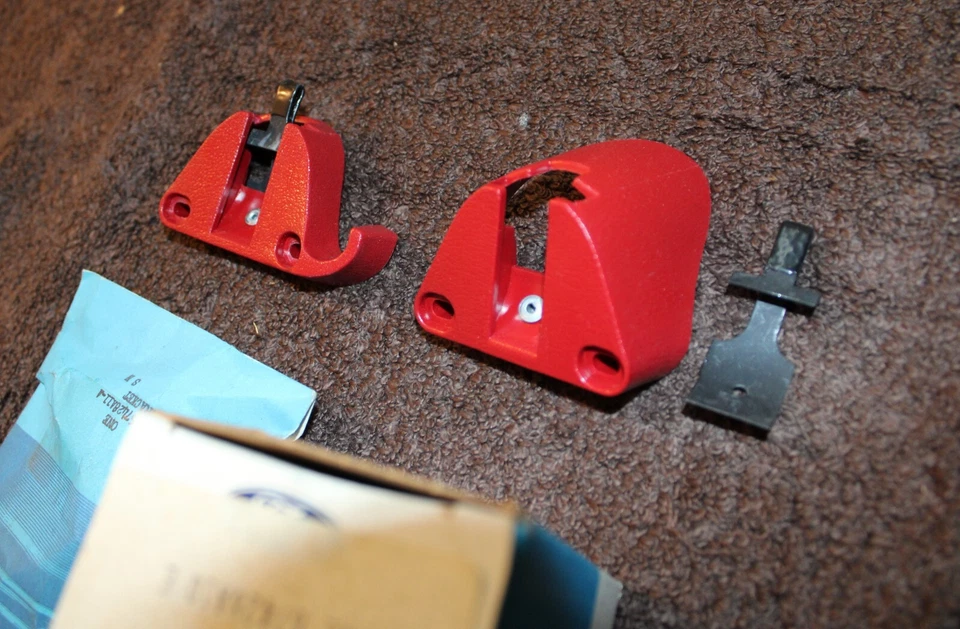 1982 Ford EXP Mercury LN7 NOS RED LH+RH TRUNK LUGGAGE COMPARTMENT COVER BRACKETS - Imagem 3 de 4