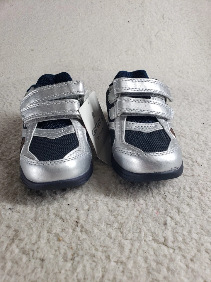 Zapatillas deportivas Carters para niños pequeños 7M plateadas de cuero PU gancho lazo cómodo Foto 2 de 4