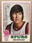 BOB NETOLICKY AUTOGRAPHED 1973-74 TOPPS BASKETBALL CARD # 256 SAN ANTONIO SPURS