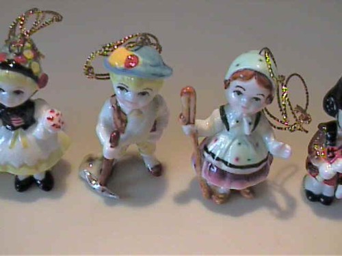 VINTAGE 1960'S MINIATURE BONE CHINA SET OF SIX SMALL WORLD CHILDREN ORNAMENTS - Picture 4 of 6