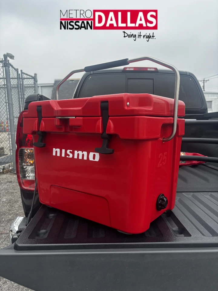 Caja de hielo T99C9-25QRD Nismo roja de 25 cuartos de galón - Nissan Foto 2 de 4