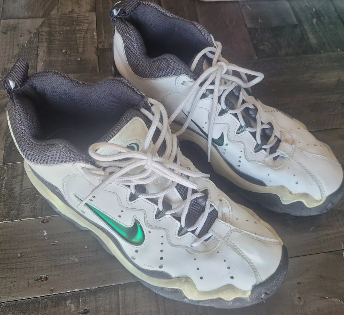White nikes hotsell green swoosh