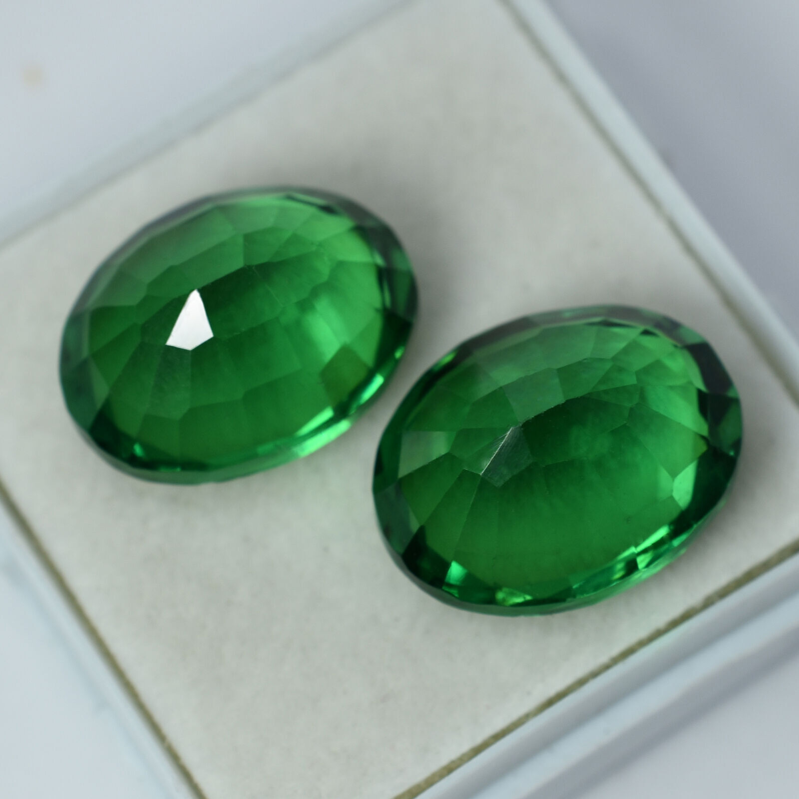 Paire De Tsavorites Naturelles Vertes Ovale - 18 Carats - Inde - Certifiées GIR