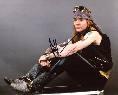 AXL ROSE HANDSIGNIERT - gebrauchtes Autogramm - 42 - C6269z
