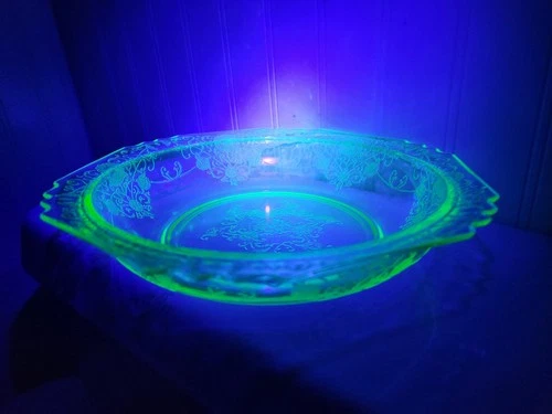 Uranium Depression Glass Hazel-Atlas Florentine pat. 9" x 9" serving bowl