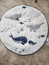 Tapis de jeu de voyage Jack mousseline neuf avec étiquette poterie grange baleines créatures marines bleu marine rond