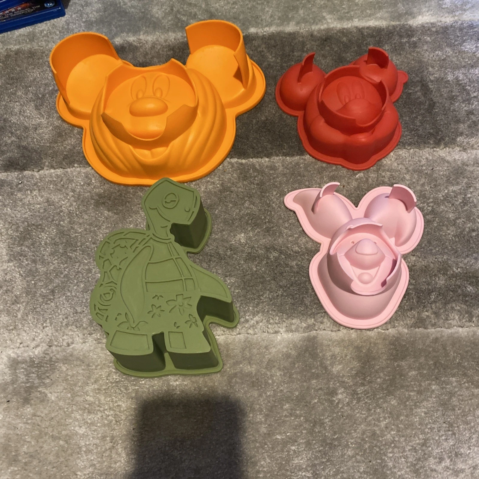 4x SILCONE BAKING MOULDS SHAPED AS DISNEY CHARACTERS CG E15