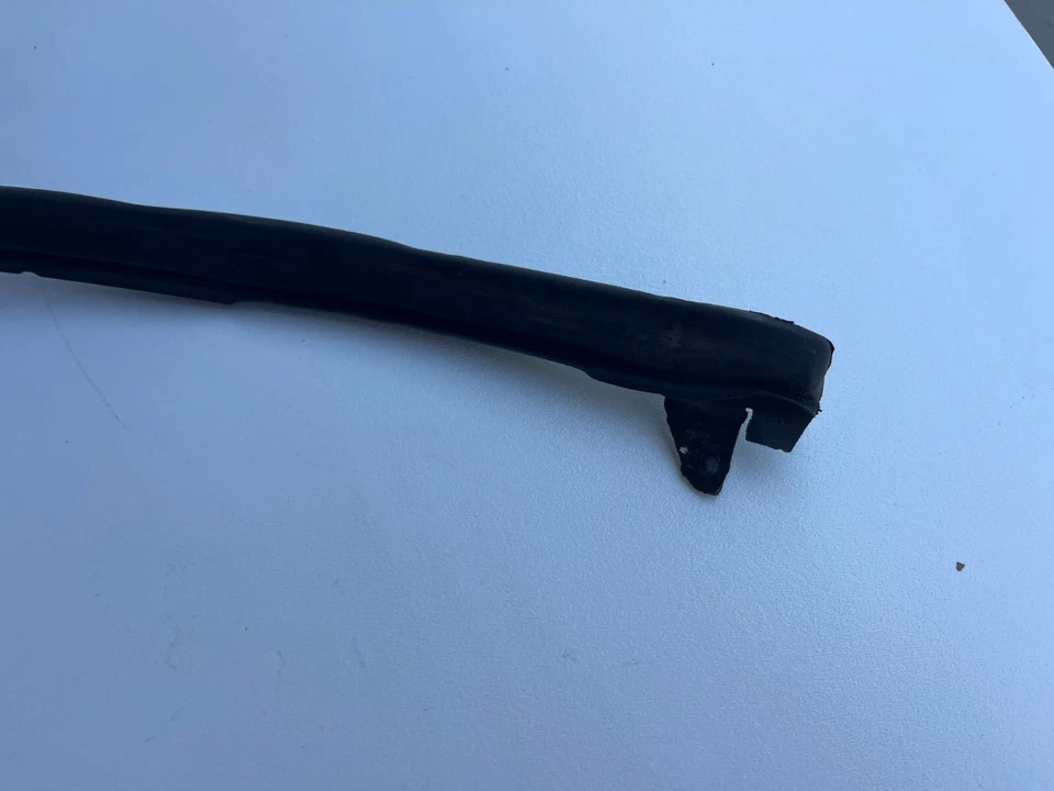 2006-2009 PONTIAC SOLSTICE ROOF WINDSHIELD SEAL RUBBER WEATHER STRIP OEM 06 07 - Image 4 of 4