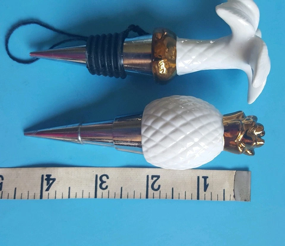 Tapones para botellas de vino de piña y palmera blancos con adornos dorados Foto 4 de 4