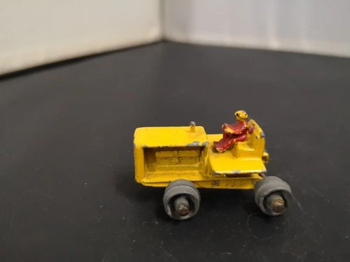 B986-MATCHBOX LESNEY No8A CATERPILLAR TRACTOR WITH RED DRIVER