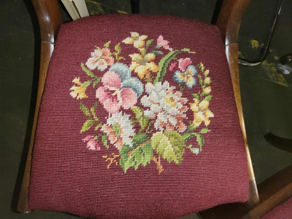 Juego de dos antiguos globos victorianos de madera tallados a mano con parte posterior NeedlepointParlor Foto 4 de 4