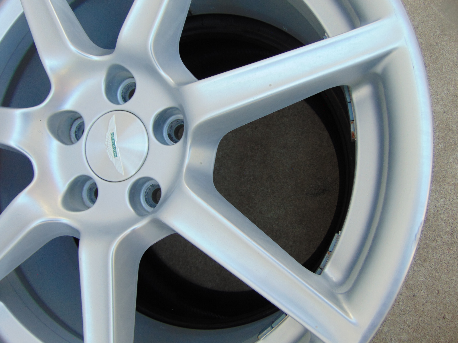 1 USED Silver OEM Aston Martin Vantage 19X8.5 Rim & TPMS 6G33-1007 FREE SHIPPING