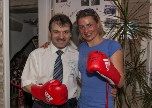 Boxhandschuhe von Weltmeisterin Alesia Graf ;Original Handsigniert  "CHARITY" - Bild 4 von 14