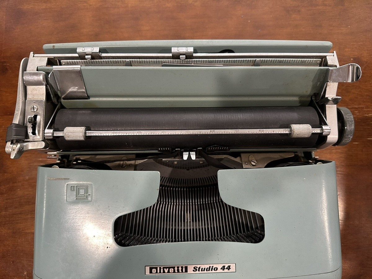 Vintage Underwood Olivetti Studio 44 Typewriter, 12x16x5in | eBay