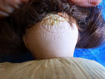 Grande poupée vintage en porcelaine vêtue d'une merveilleuse robe pour les collectionneurs et les amateurs de poupées - France