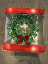 NRFP St Nicholas Square Wreath w/Bow/Bells Night Light, Flickering Bulb rr