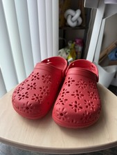 Crocs Classic Floral Cut-Out Clogs Cherry Red Womens US 6 Lightweight Slip-On