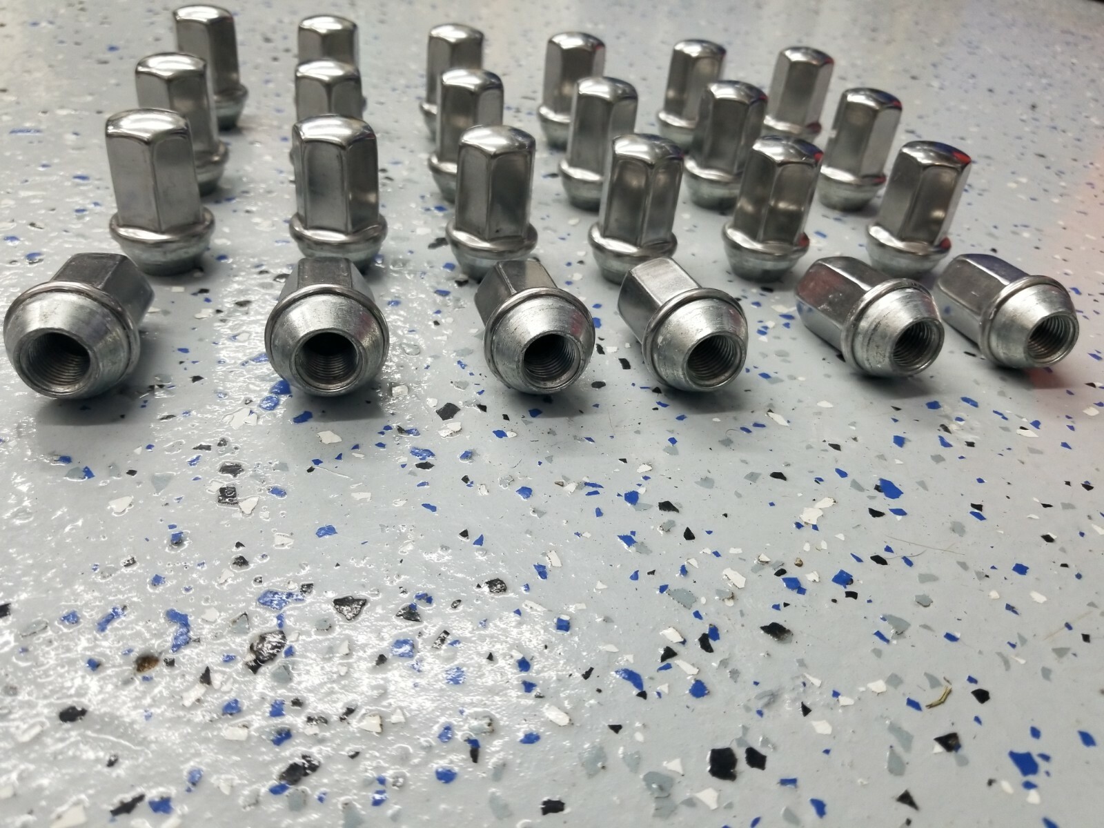 Chevy Silverado Suburban Tahoe Avalanche Factory OEM Chrome 14x1.5 Lugs