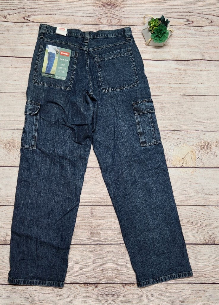 NEW!!! Men's Wrangler cargo loose fit jeans Sz.32x34