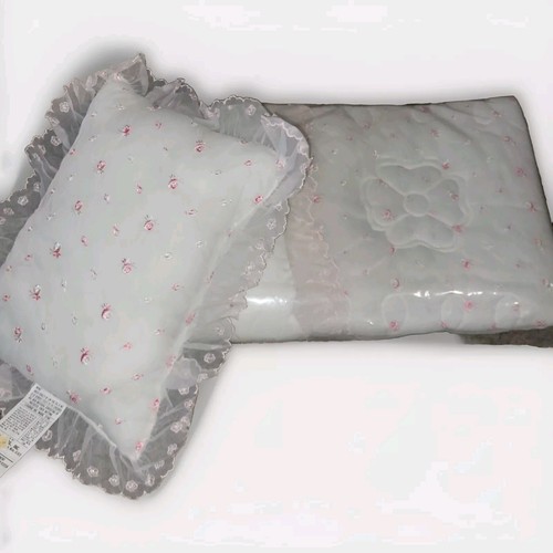 Set piumino e cuscino culla bambino vintage nuovo bianco con ricamo e bordo rosa - Foto 2 di 18