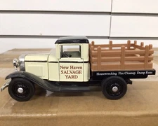 1934 Ford Closed Cab Platform Truck DieCast Ford Motor Company, Cream W/Black_T3