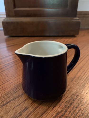 CREMA PORCELANA 3 1/4" ALTO DE COLECCIÓN CON EXTERIOR AZUL COBALTO OSCURO E INTERIOR BLANCO  - Imagen 1 de 5