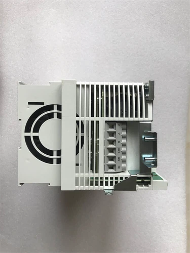 One Lenze E82EV552K4C200 Inverter New In Box E82EV552_4C200 E82EV552-4C200 - Picture 3 of 6