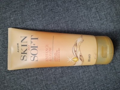 AVON Skin Soft Enhance & GLOW Selbstbräuner mit Stufenwirkung für mittlere Haut