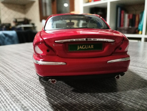 Maisto 1/18 Jaguar X-Type 2001 Rosso con scatola die cast - Foto 16 di 22