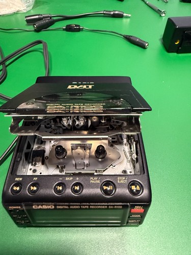 CASIO DA-R100 DAT Portable Recorder Player Very Rare with extras! - Picture 2 of 14
