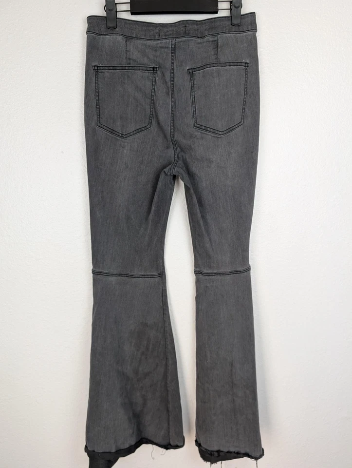 Pantalones de mezclilla We The Free para mujer 29 gris acampanado desgastado dobladillo crudo tiro alto boho grunge Foto 3 de 4