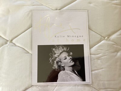 KYLIE MINOGUE AT HOME LIVARNA GESTEPPTER BETTLÄUFER 45cm x225cm.