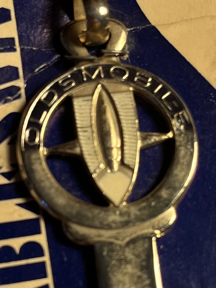 Oldsmobile 🚀 Silhouette LLAVE CREST 1967 1971 1975 1979 Cutlass 442 Delta 88 Foto 2 de 4