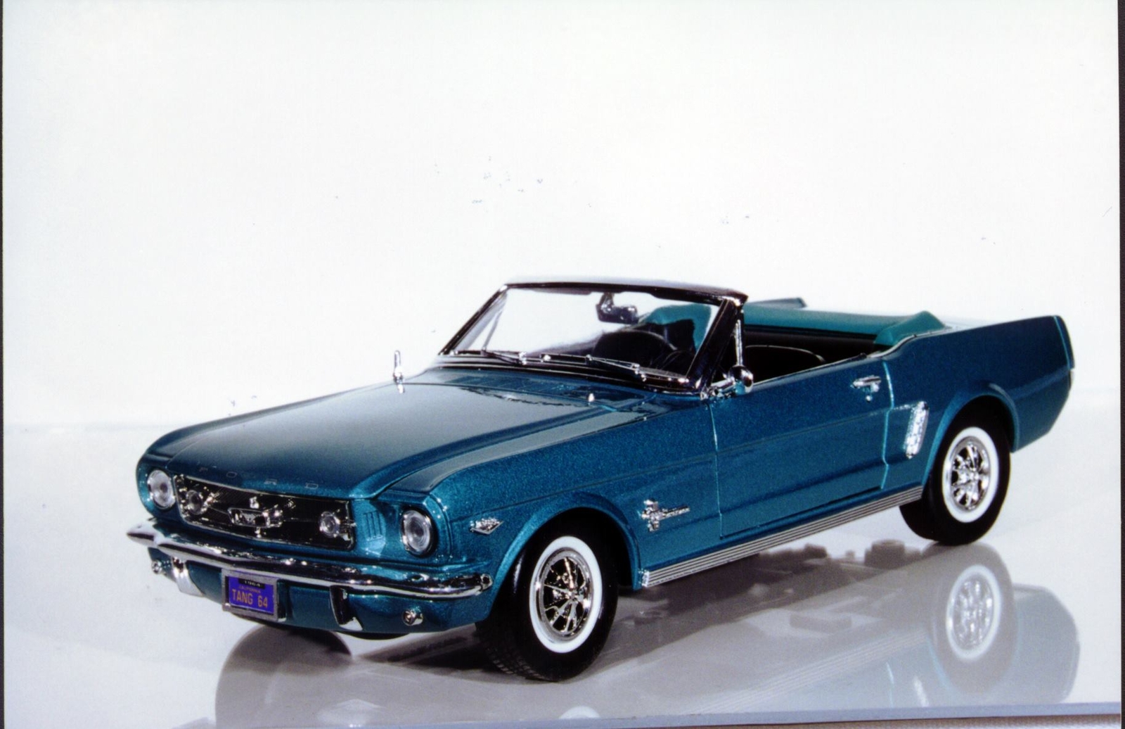 FORD MUSTANG cabriolet 1966 rouge 1/18