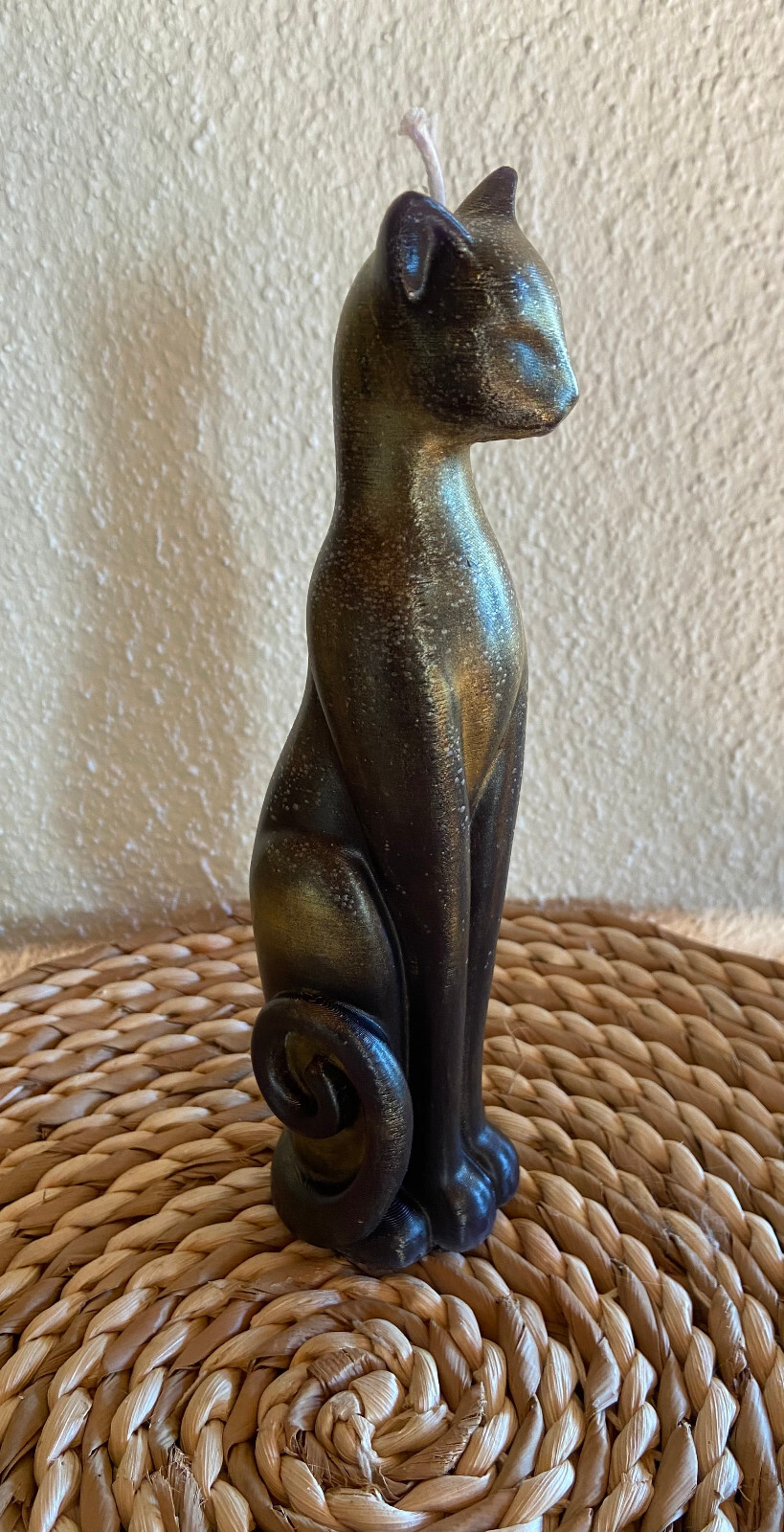 Altarkerze Katze, schwarz mit goldfarbenen Akzenten, 22 cm h / 6 cm b