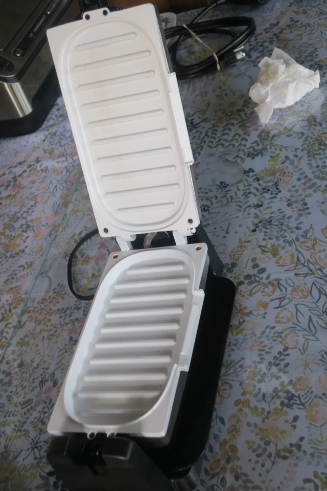 Oster 7 minute grill with timer drip tray 15" X 6" Black  Silver small compact - Image 4 of 4