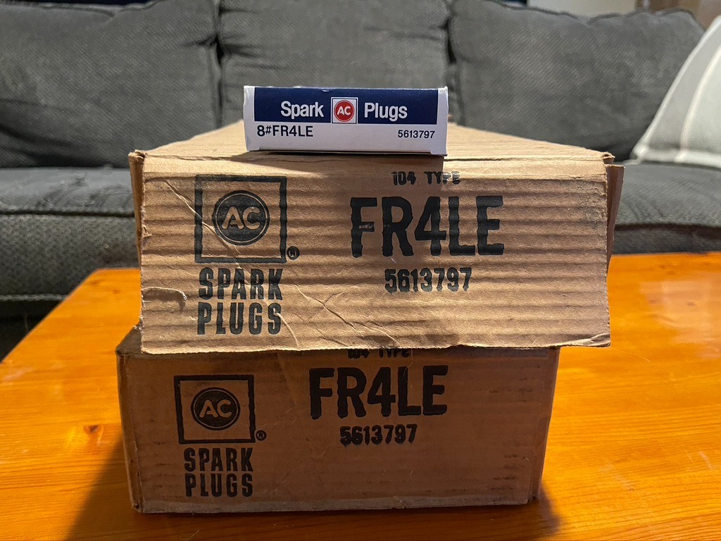 ACDELCO FR4LE SPARK PLUGS   1 box of 8 plugs