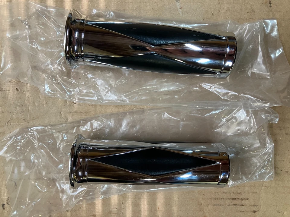 Harley Cabezal de Pala, Ironhead Chopper Cromo y Empuñaduras Diamante Negro 1 Pulgada Foto 2 de 4