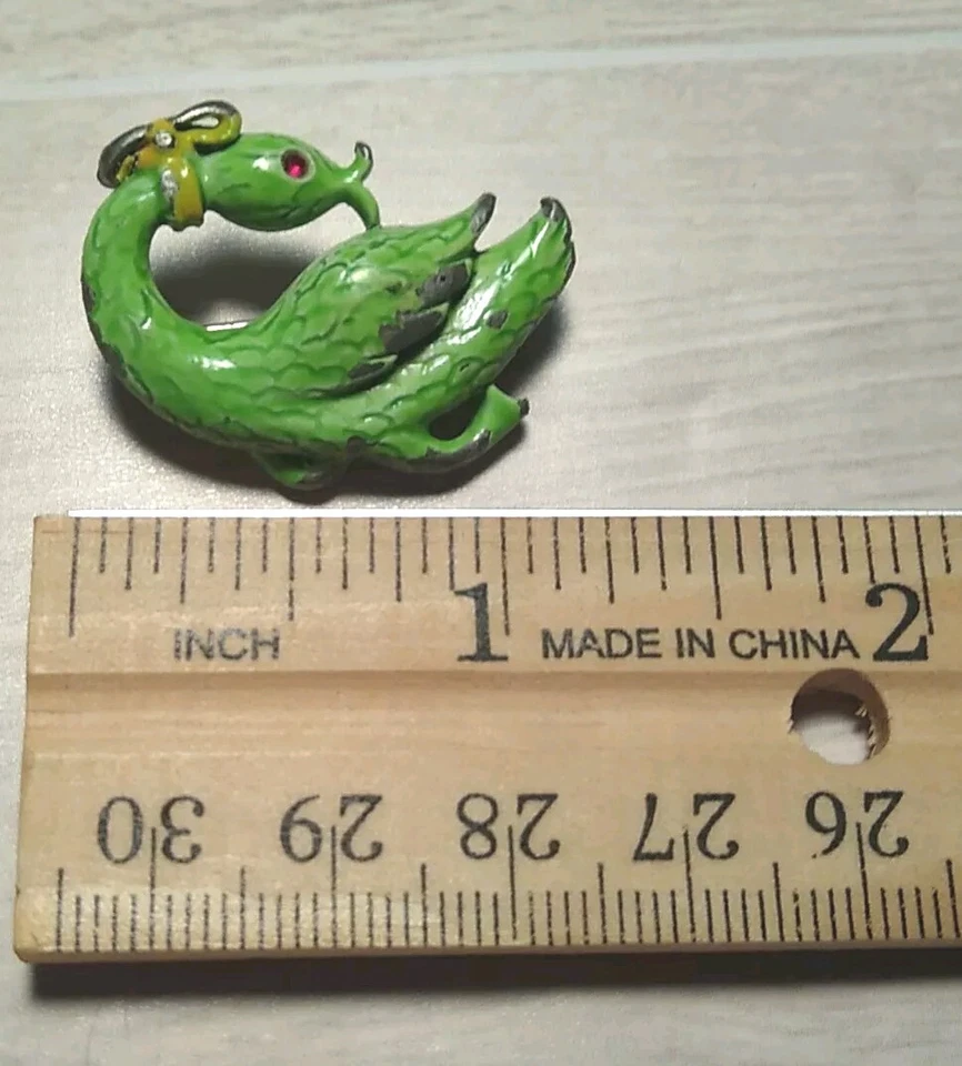 ¡Adorable! 1.25" Esmalte Verde Primavera CISNE/GANSO con Arco Amarillo y Pin Ojo Rojo"! Foto 4 de 4