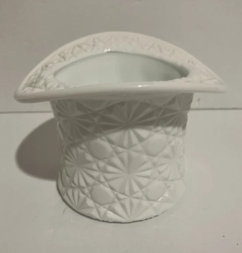 Fenton Olde Virginia Milk Glass Daisy and Button Top Hat Vase or Planter EUC