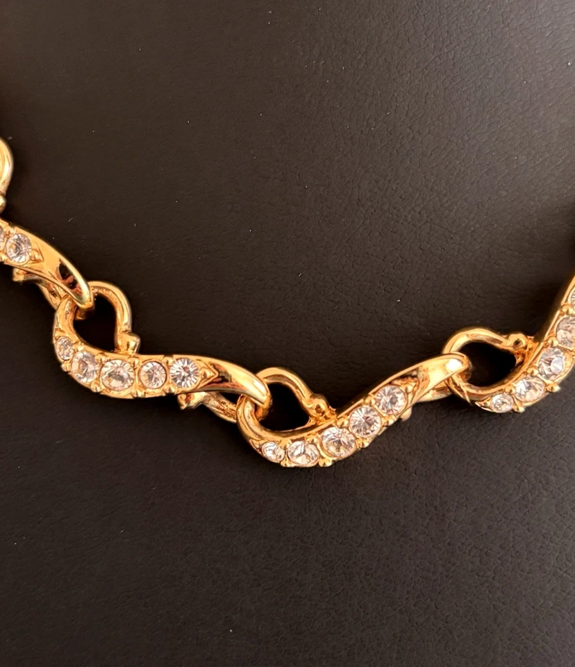 Collar de eslabones y cristales de cristal de Swarovski tono dorado con logotipo de cisne etiqueta colgante Foto 3 de 4