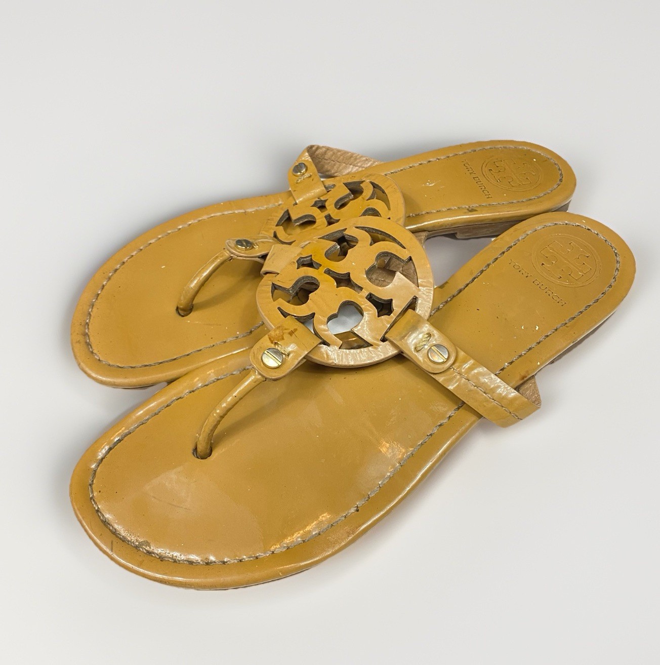 Tory Burch Miller Sand Patent Leather Flip Flops Sandals Sz US 9M Brown