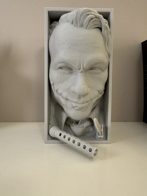 Joker inspirierte Buchecke - Heath Ledger Villain Buchstütze - Dark Art Decor 20 cm