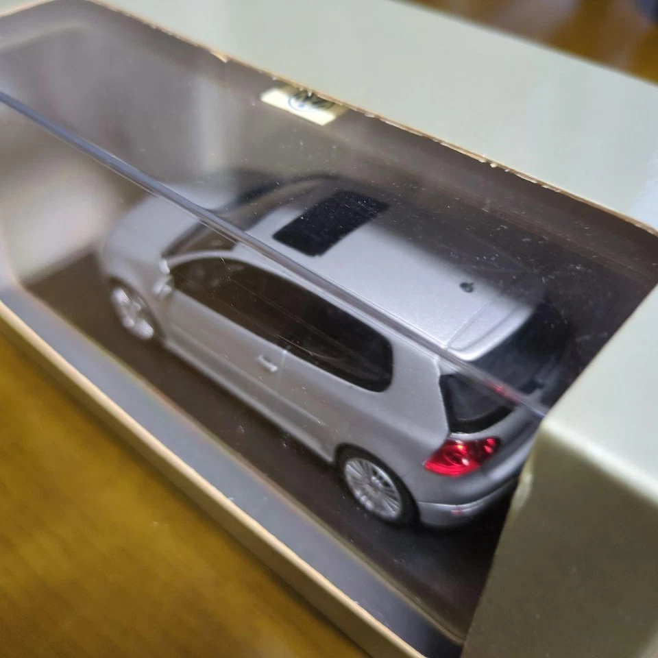 Expositor colección coche modelo plata Volkswagen Golf Minichamps 1/43 Foto 3 de 4