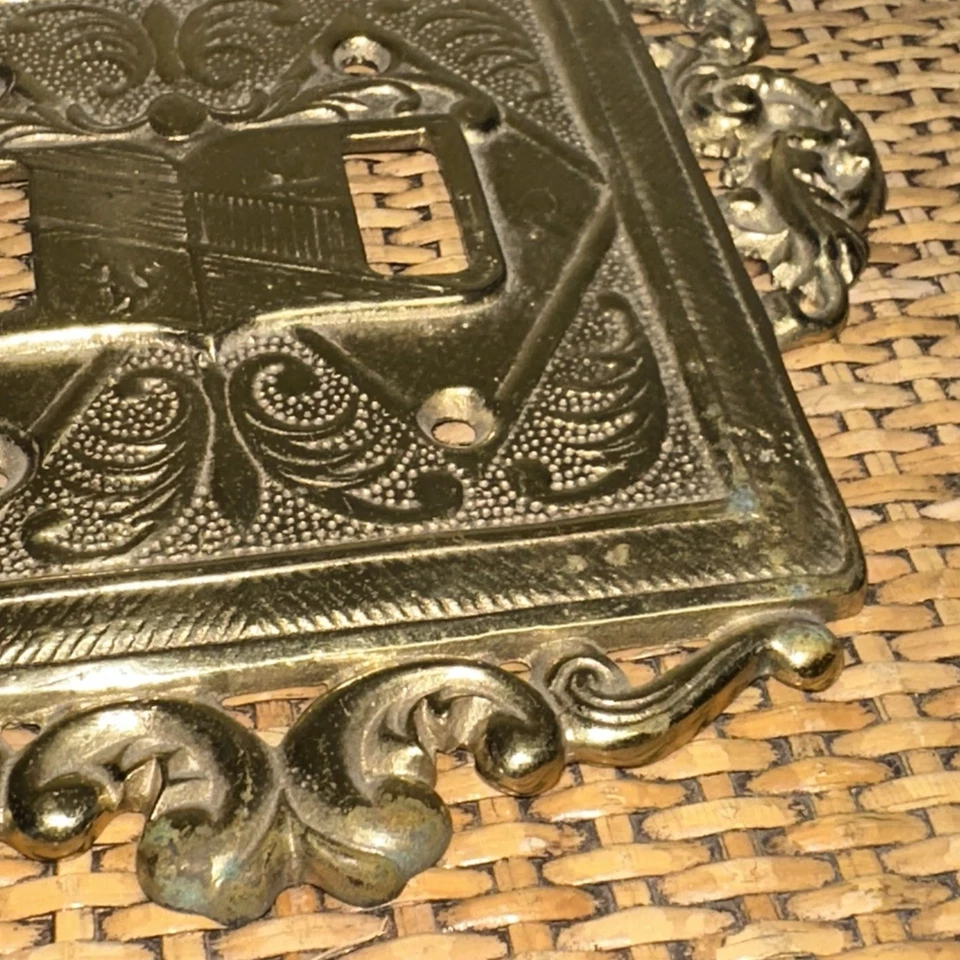 VTG Virginia Metalcrafters Brass Double Switch Plate Cover VM 2418 Ornate Crest - Image 2 of 4
