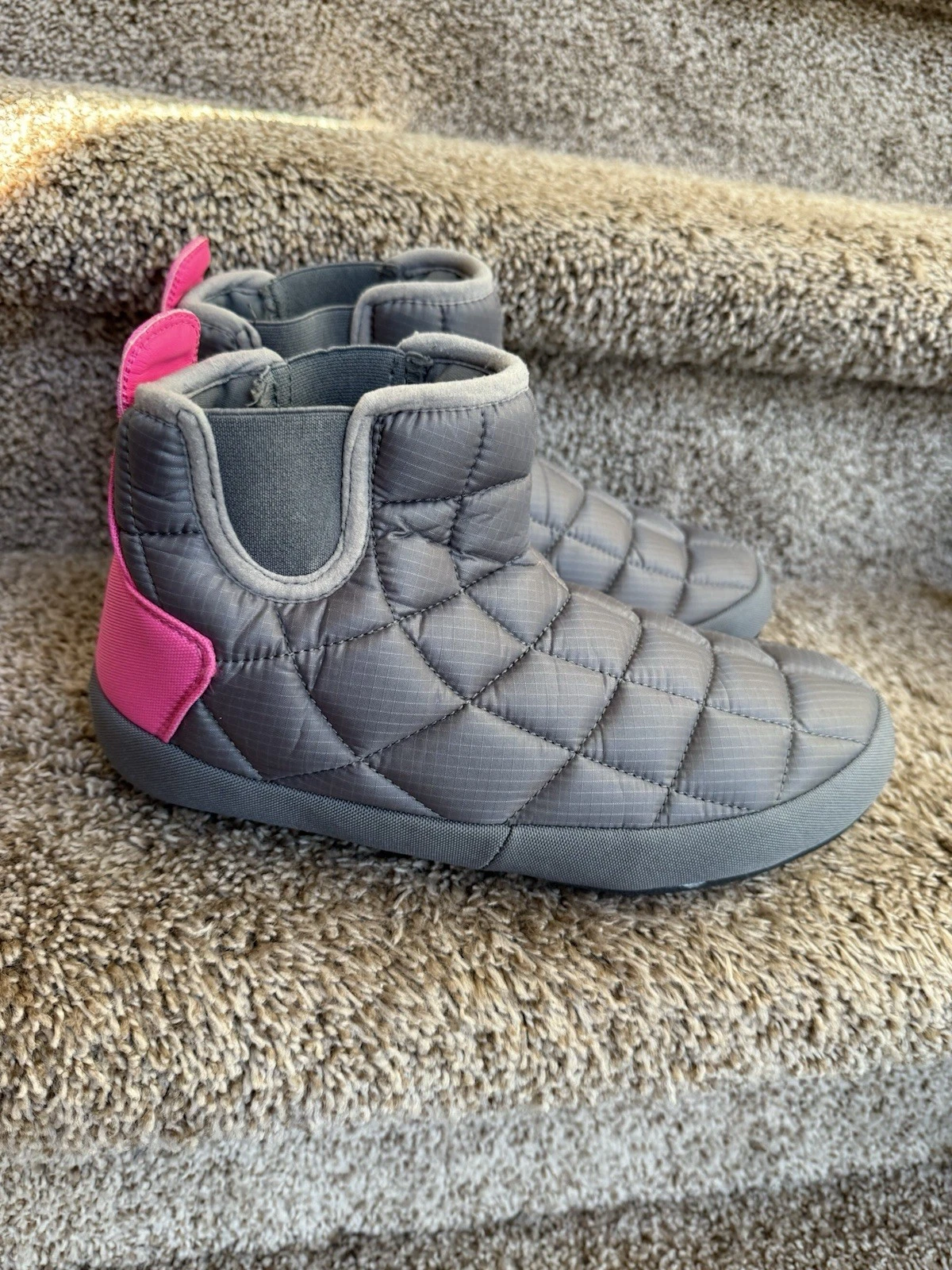 Coma Toes Women’s Grey And Pink Quilted Slip On Shoes. Size US 9