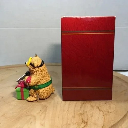 Tarjetas Carlton adorno de Navidad "Sr. Adorno de oso de resina Fix It " - Imagen 2 de 7