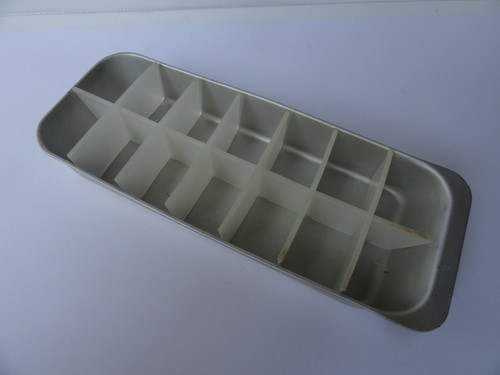 Vintage Aluminium Eiswürfelform 8" x 3" - Bild 2 von 4