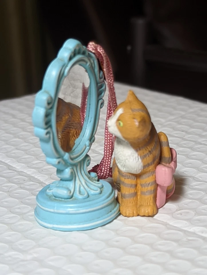 Vintage Kitty Cat Looking In The Mirror Figurine Ornament Foto 2 de 4
